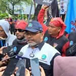 Jelang pengumuman UMP 2024, para buruh menggelar aksi unjuk rasa di Balai Kota Jakarta