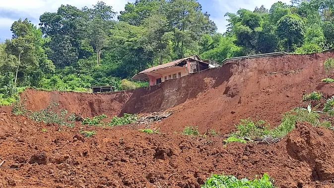 Pasangan di Bogor itu tewas tertimbun tanah longsor setelah tebing setinggi 7 meter ambruk