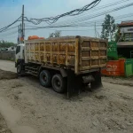 Potret jalan di Parung Panjang Bogor yang rusak parah ditabrak truk penambang